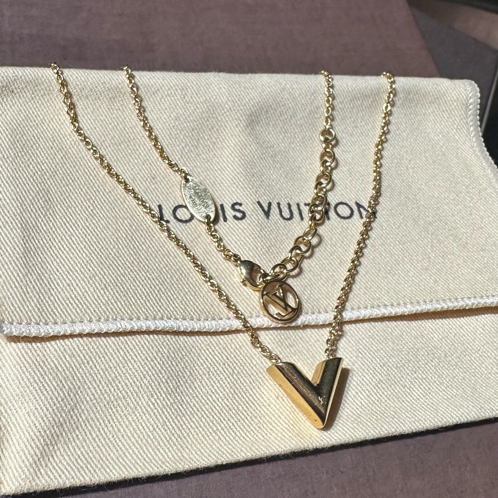 LOUIS VUITTON Essential V Necklace